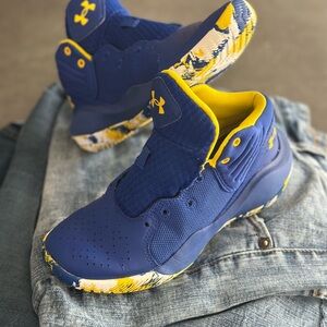 Under Armour Big Kids Blue and Yellow Sneakers size 4.5